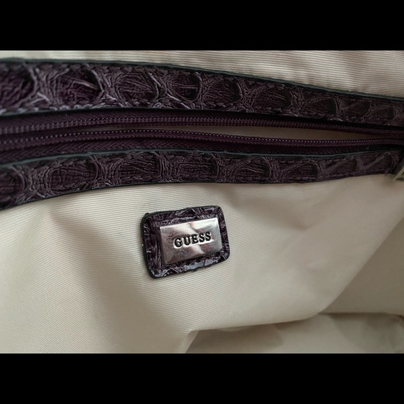 gorgeous Guess purse! - Picture 3 of 8